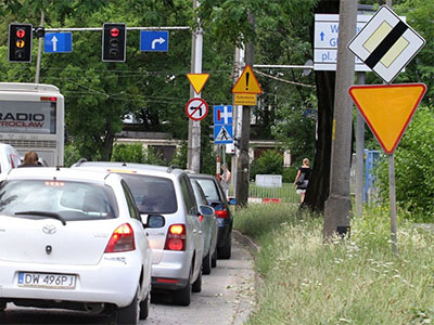 D-2 znak informuje o ko�cu drogi z pierwsze�stwem