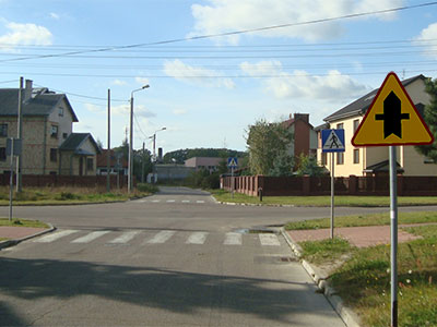 skrzyżowanie z drogą podporządkowaną można jechać w dowolnym kierunku