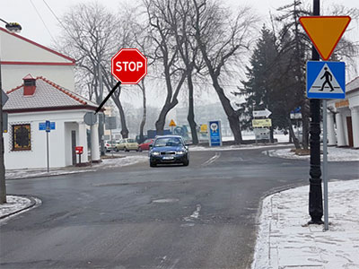 dwa r�ne znaki na drogach podporz�dkowanych