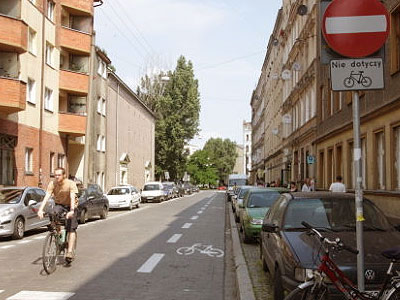 rowerzysta jedzie drog� jednokierunkow�