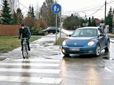 rowerzysta �amie przepisy, przeje�d�aj�c przez przej�cie dla pieszych