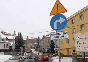 nakaz jazdy w prawo z wyj�tkami