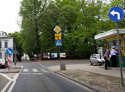 po mini�ciu znaku C-4 mo�na jecha� jedynie w lewo