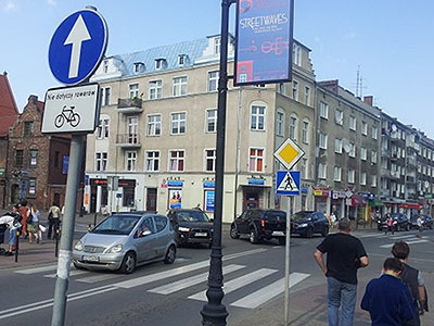 nakaz jazdy prosto z wy��czeniem rowerzyst�w