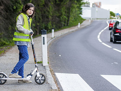 dziewczyna przed przej�ciem na hulajnodze