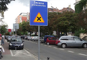 znak D-48 informuj�cy o zmianie pierwsze�stwa