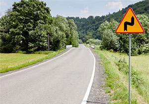 znak ostrzegaj�cy o zakr�tach