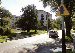 A-6a znak ostrzega przed skrzy�owaniem z drog� podporz�dkowan� wyst�puj�c� po obu stronach