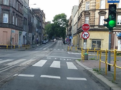 zielone �wiat�o i znak STOP