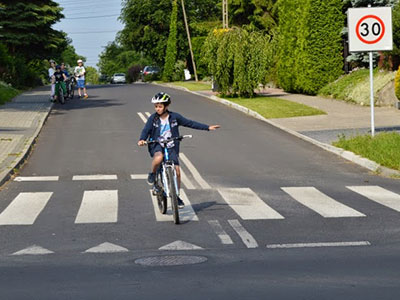 rowerzysta skr�ca w lewo