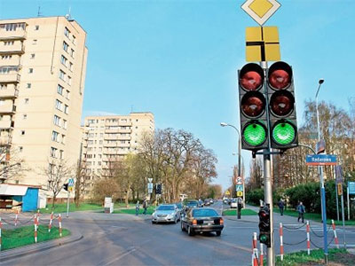 znak D-1 z tabliczką T-6 oraz sygnalizacja świetlna światła są tutaj ważniejsze niż znaki