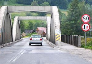 zw�enie na mo�cie i pierwsze�stwo dla nadje�d�aj�cych z przeciwka