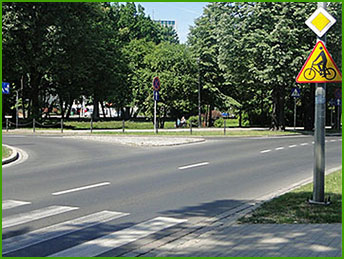 droga główna i ostrzeżenie przed rowerzystami