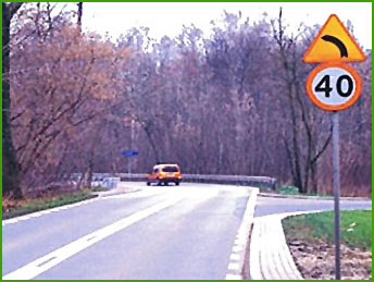 niebezpieczny zakręt w lewo