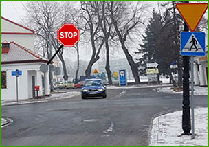 dwa różne znaki na drogach podporządkowanych