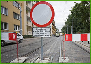 znak B-1 ustawiony na jezdni