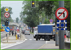 sposób jazdy w związku z zakazem skrętu