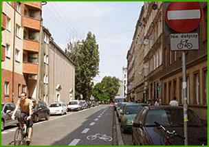 rowerzysta na ulicy jednokierunkowej rowerzysta jedzie drogą jednokierunkową