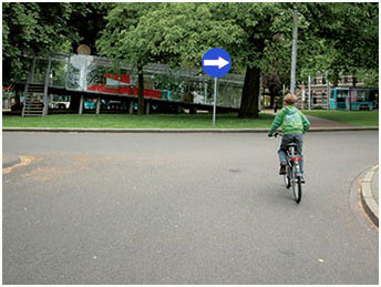 nakaz skrętu w prawo przed znakiem