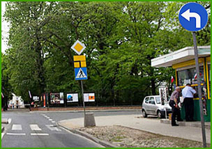 po minięciu znaku C-4 można jechać jedynie w lewo