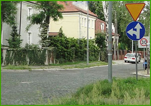 nakaz jazdy prosto lub w lewo