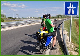 nie wolno jeździć rowerem po autostradzie