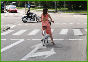 rowerzystka na srodku pasa ruchu