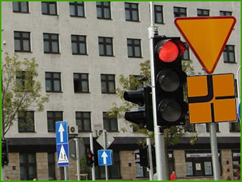 czerwone światło na sygnalizatorze