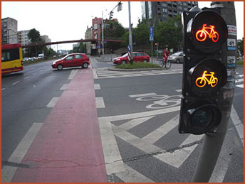 czerwone z żółtym światła na sygnalizatorze