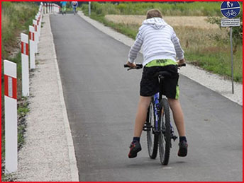 jedzie bez trzymania nóg na pedałach