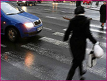 przechodzi przed pojazdem