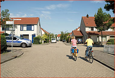 rowerzyści przed skrzyżowaniem