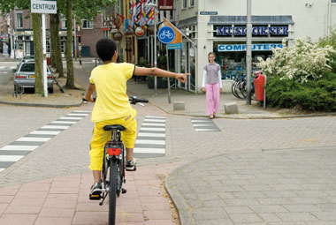 rowerzysta skręcający w prawo