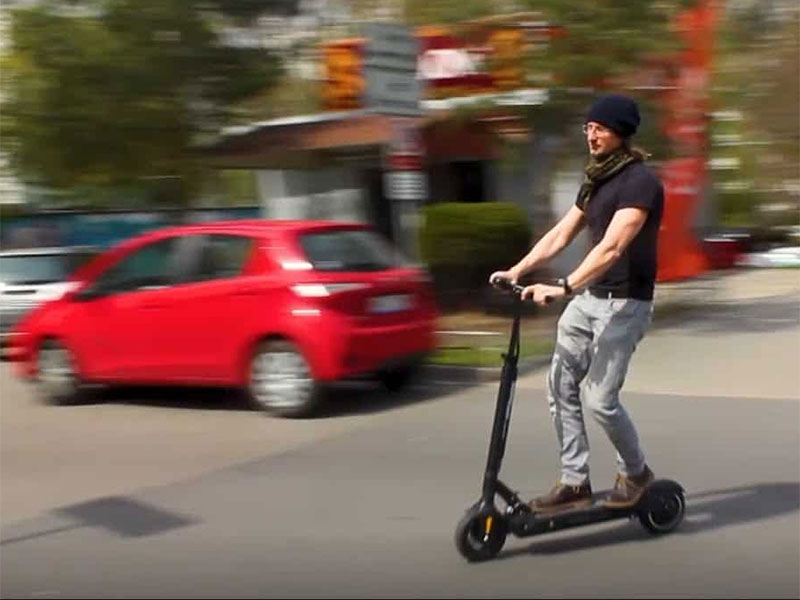 jedzie na hulajnodze