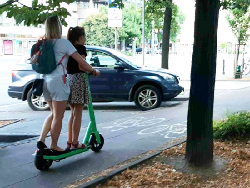 przewozi drugą osobę na hulajnodze