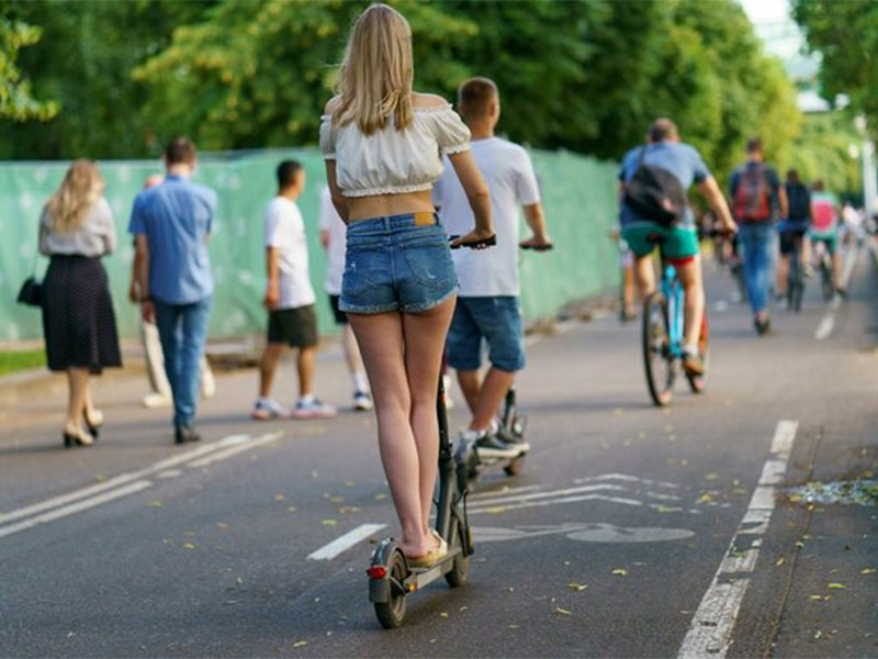 jedzie na hulajnodze