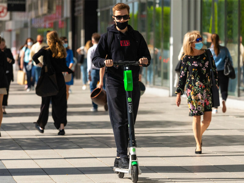 jedzie na hulajnodze