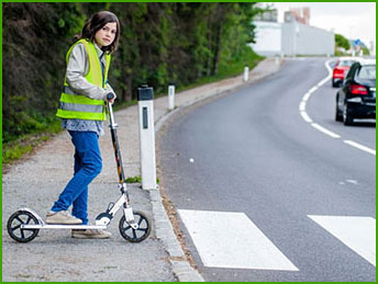 jedzie na hulajnodze