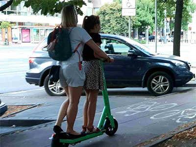 łamie przepisy na hulajnodze