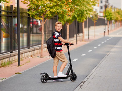 jedzie na hulajnodze