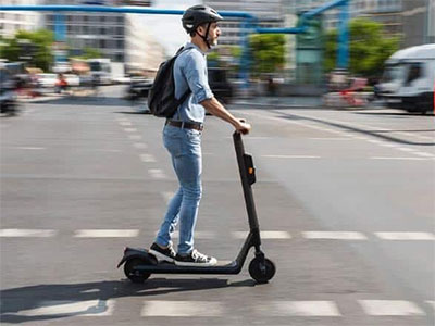 jedzie na hulajnodze