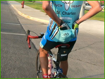 nie wolno jeździć bez trzymenia rąk na kierownicy