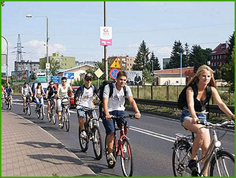 rowerzyści w kolumnie