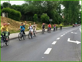 rowerzyści w kolumnie