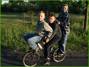 kilka osób na rowerze