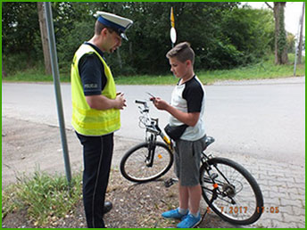 policjant sprawdza kartę rowerową