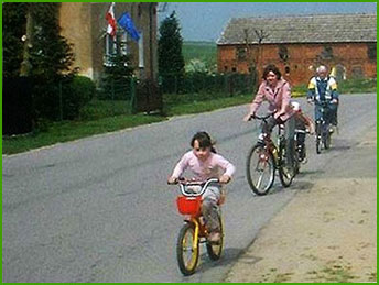 dzieci jadą prawidłową lewą stroną jezdni