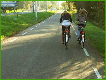 rowerzystki obok siebie na jezdni