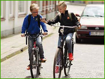 obok siebie na rowerach