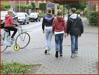 skręca na rowerze w prawo